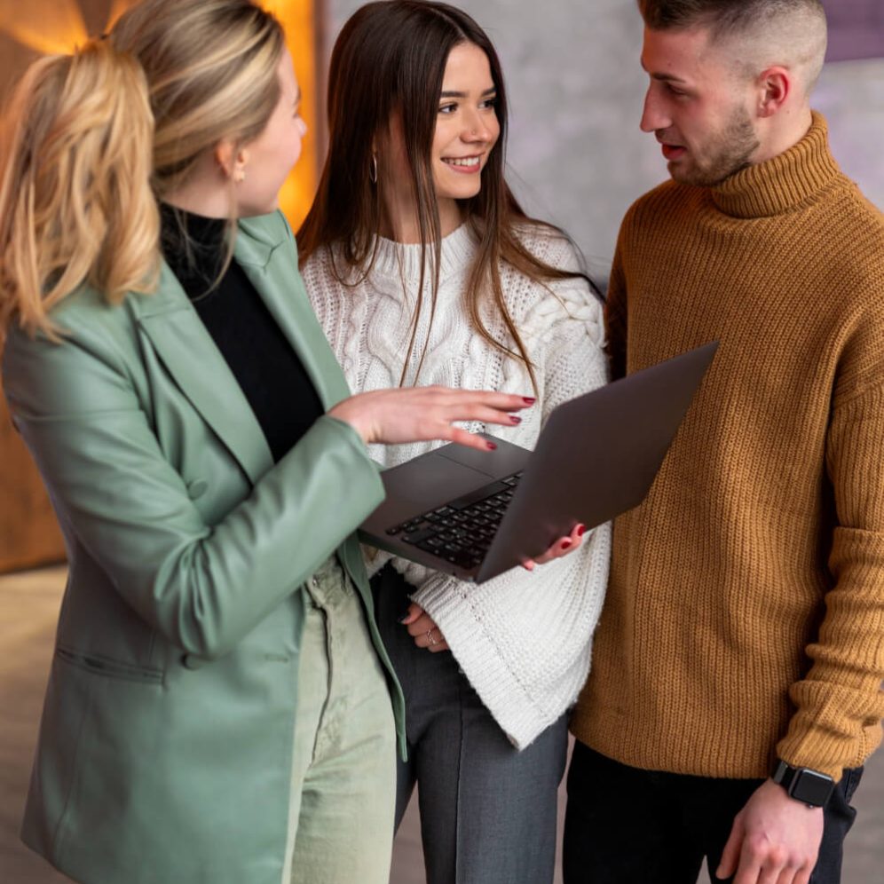 female-wedding-planner-working-with-couple (1) (1)